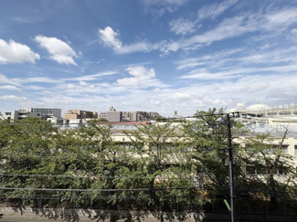 【展望】 | 眼前に広がる空の雄大さと、このお部屋の自慢の一つである「眺望」をご覧ください。毎日、この景色を独り占めできる新生活に夢が広がります。～即日のご見学可能～　お問合せはお気軽にどうぞ。
