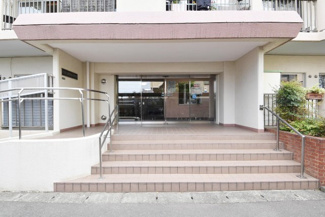 【エントランス】 | お客様を、そして住人を出迎えてくれるマンションのエントランス。ゴミが落ちていないことからも、管理状態の良さや住民の節度の高さが見て取れます。～即日のご見学可能～　お問合せはお気軽にどうぞ。