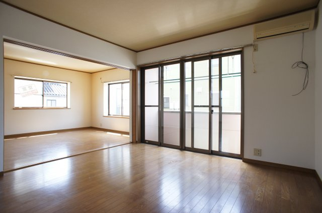 前橋市天川原町１丁目のアパートの居間・リビング|こちらの居間で趣味の時間をお楽しみください
