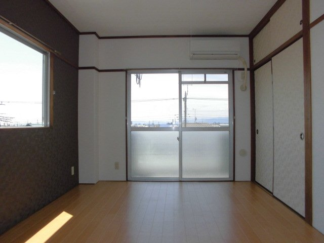 メゾンイシザカの居間・リビング|こちらの居間で趣味の時間をお楽しみください