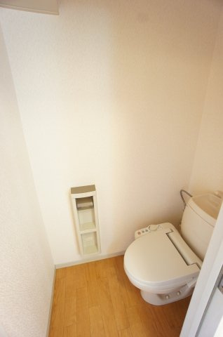 クレセントDのトイレ|落ち着いたトイレです