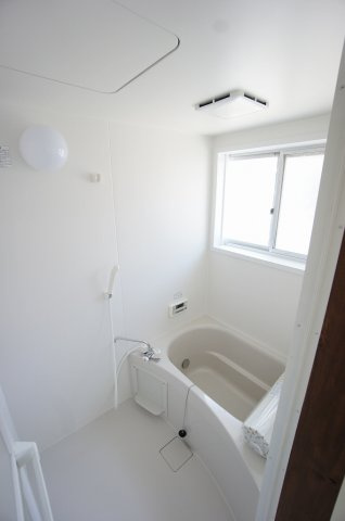 江田町一戸建の浴室|落ち着いた空間のお風呂です