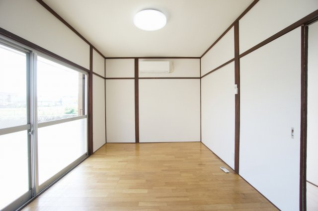 江田町一戸建の居間・リビング|使いやすいリビングです