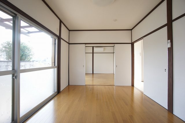 江田町一戸建の居間・リビング|リビングです