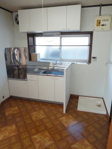 大利根町一戸建のキッチン|コンパクトなキッチンで掃除もラクラク