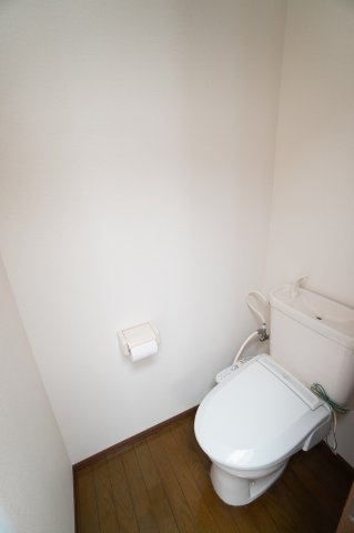 ツツミハイツのトイレ|落ち着いた色調のトイレです