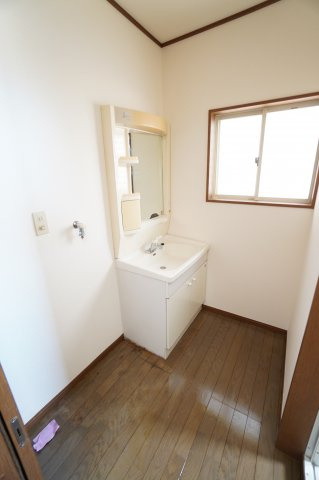 ツツミハイツの洗面所|明るい洗面所です