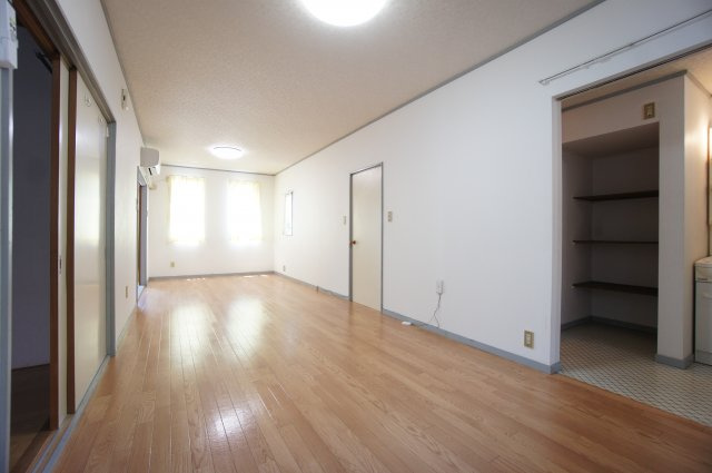 大沢ハイツCの居間・リビング|こちらのリビングで趣味の時間をお楽しみください