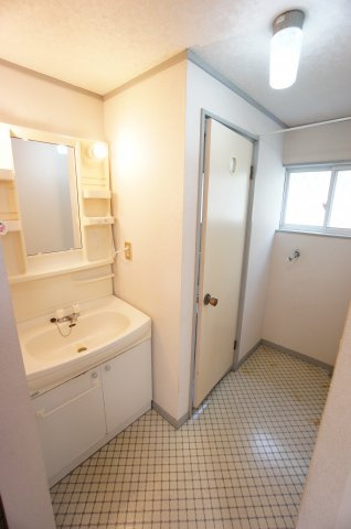 大沢ハイツCの洗面所|コンパクトで使いやすい洗面所