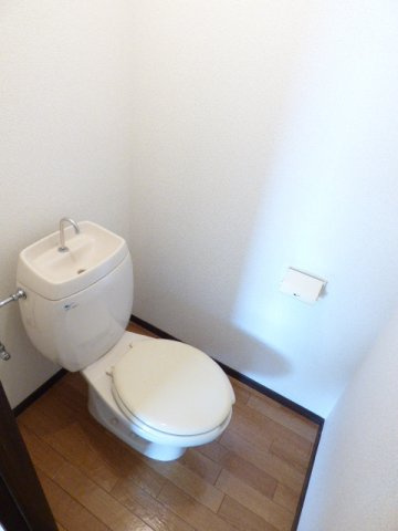 ファミールトムAのトイレ|落ち着いたトイレです