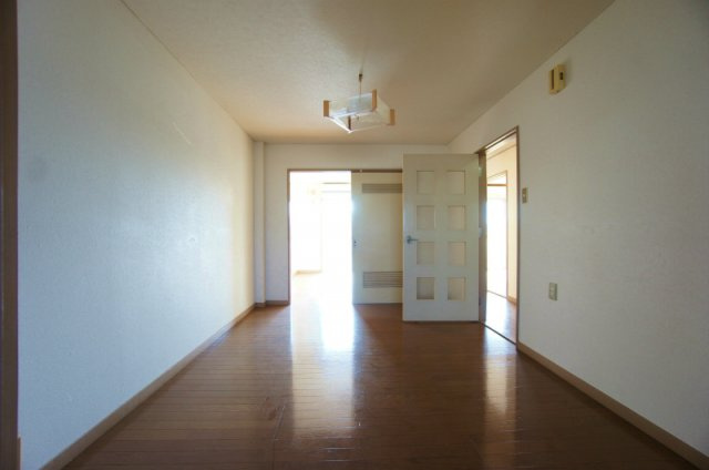 総社マンションの居間・リビング|こちらの居間で趣味の時間をお楽しみください