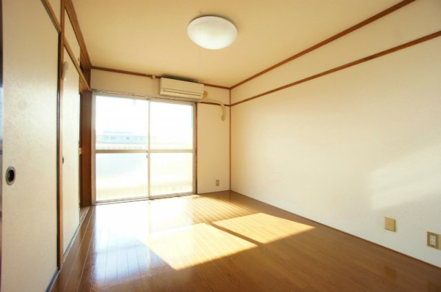 総社マンションの洋室|使い勝手のいい洋室です