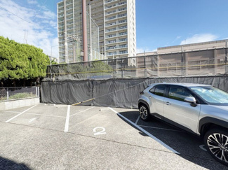 【駐車場】 | マンションの駐車場スペース。空きの有無や駐車料金、サイズ規定などについては、改めてお問い合わせください。～即日のご見学可能～　お問合せはお気軽にどうぞ。
