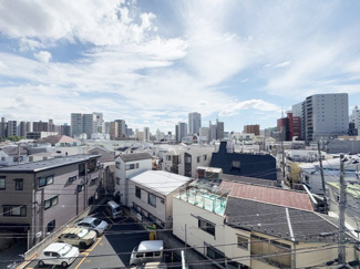 【展望】 | 眼前に広がる空の雄大さと、このお部屋の自慢の一つである「眺望」をご覧ください。毎日、この景色を独り占めできる新生活に夢が広がります。～即日のご見学可能～　お問合せはお気軽にどうぞ。
