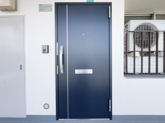 【その他共用部分】 | 皆様をお迎えする、お部屋の玄関ドア。開けやすさや開放角度、ドアノブの操作しやすさや鍵の形状などを、現地で一度ご確認ください。～即日のご見学可能～　お問合せはお気軽にどうぞ。
