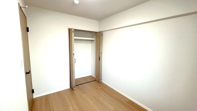◆２０２５年８月リフォーム完了◆全居室収納付き◆７階建６階部分の眺望良好◆ペルル伏見桃山の洋室|洋室