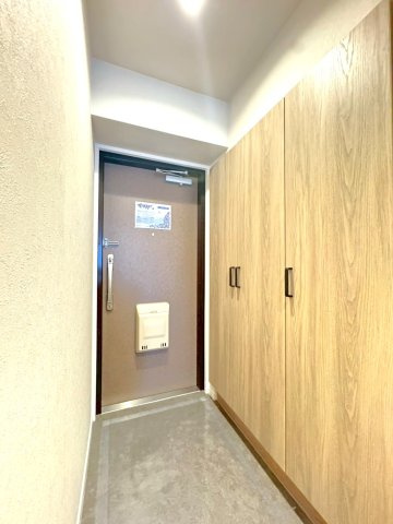 ◆２０２５年８月リフォーム完了◆全居室収納付き◆７階建６階部分の眺望良好◆ペルル伏見桃山の玄関|シューズボックス