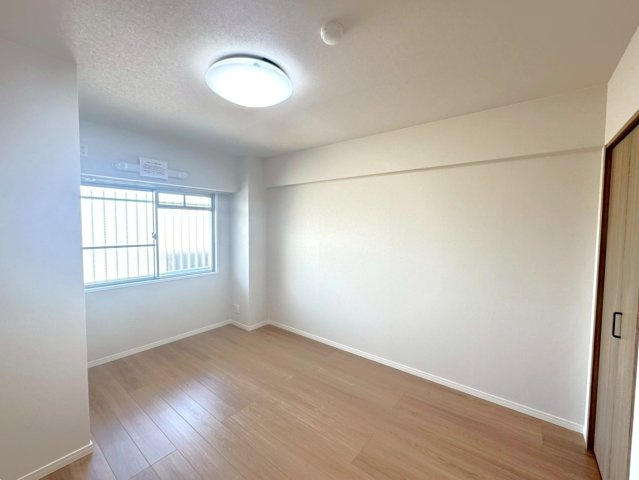 ◆２０２５年８月リフォーム完了◆全居室収納付き◆７階建６階部分の眺望良好◆ペルル伏見桃山の洋室|洋室