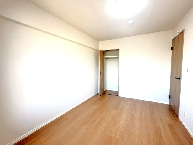 ◆２０２５年８月リフォーム完了◆全居室収納付き◆７階建６階部分の眺望良好◆ペルル伏見桃山の洋室|洋室