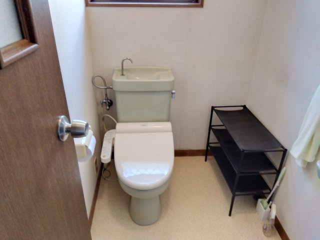 売中古戸建　三島市三恵台のトイレ|トイレには窓があり明るい室内です。室内広く掃除用具やトイレットペーパーのストックが置いておけます。