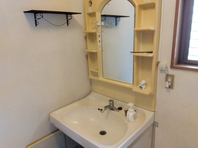 売中古戸建　三島市三恵台の独立洗面台|窓があるので明るい室内です。独立洗面台があるので収納スペースも多くあります。鏡もあるので朝の支度にも便利です。
