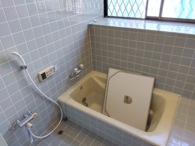 売中古戸建　三島市三恵台の浴室|窓があるので明るい室内です。窓が出窓なのでシャンプーを置いたり出来て便利です。