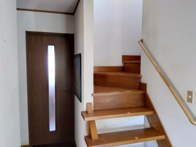 売中古戸建　三島市三恵台の内装|安全に配慮したかね折れ階段です。階段には手摺があり安心です。