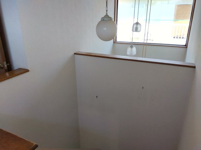 売中古戸建　三島市三恵台の内装|階段上部が吹き抜けになっています。部屋が明るくなり解放感があります。