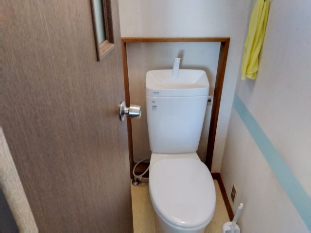 売中古戸建　三島市三恵台のトイレ|トイレが各階にあります。忙しい朝や、ファミリー世帯は助かりますね。