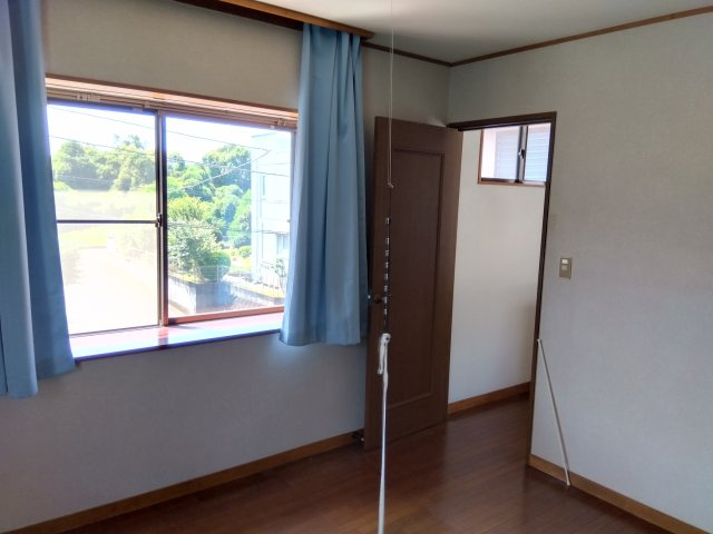 売中古戸建　三島市三恵台の洋室|大きい窓から入るたっぷりの日差しが嬉しいですね。寝室や仕事部屋など使い勝手の良い広さの洋室です。