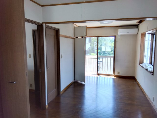 売中古戸建　三島市三恵台の洋室|二面採光なので日差しがたっぷり入ります。また風通しが良く解放感もあります。窓が多く明るい室内となっています。