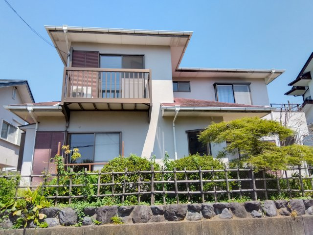 売中古戸建　三島市三恵台の外観|窓には雨戸が付いています。防犯面・プライバシーに配慮されています。