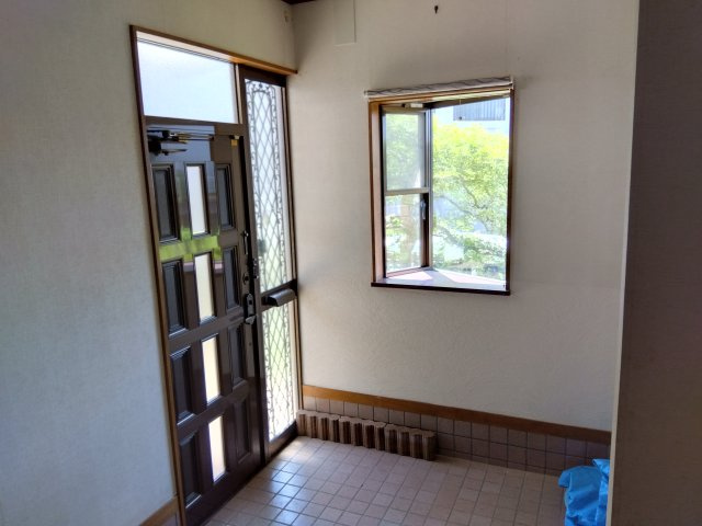 売中古戸建　三島市三恵台の玄関|南向きの玄関は日当たり良好です。