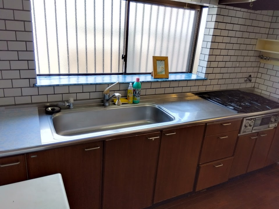 売中古戸建　三島市三恵台のキッチン|キッチンには窓があり明るく開放的です。壁付けキッチンなので集中してお料理出来ますね。