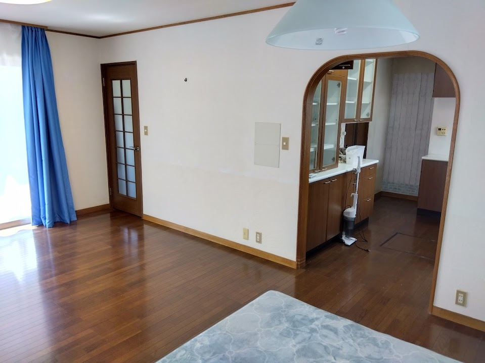 売中古戸建　三島市三恵台の居間・リビング|キッチンへの開口部がアーチになっていて可愛いつくりです。リビングダイニングが一続きで家族の会話も弾みますね。