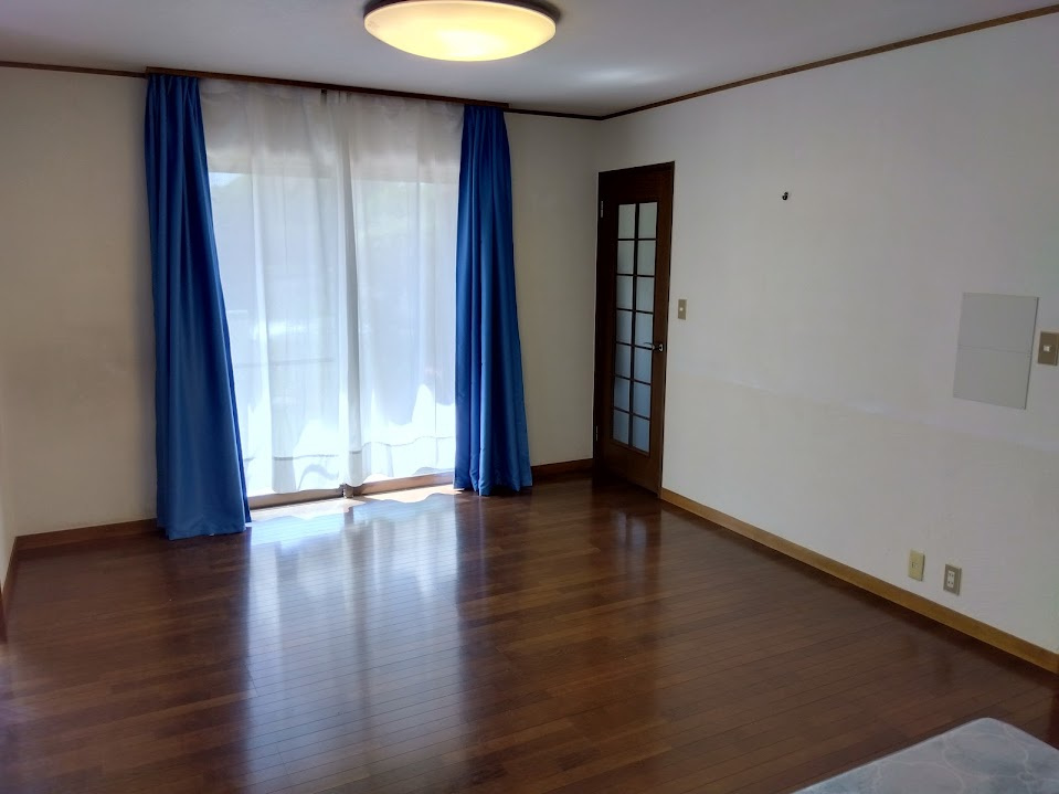 売中古戸建　三島市三恵台の居間・リビング|大きな窓があるので部屋にやわらかな陽光が注ぎます。窓も多く明るいので家族団欒の楽しい時間が過ごせそうですね。