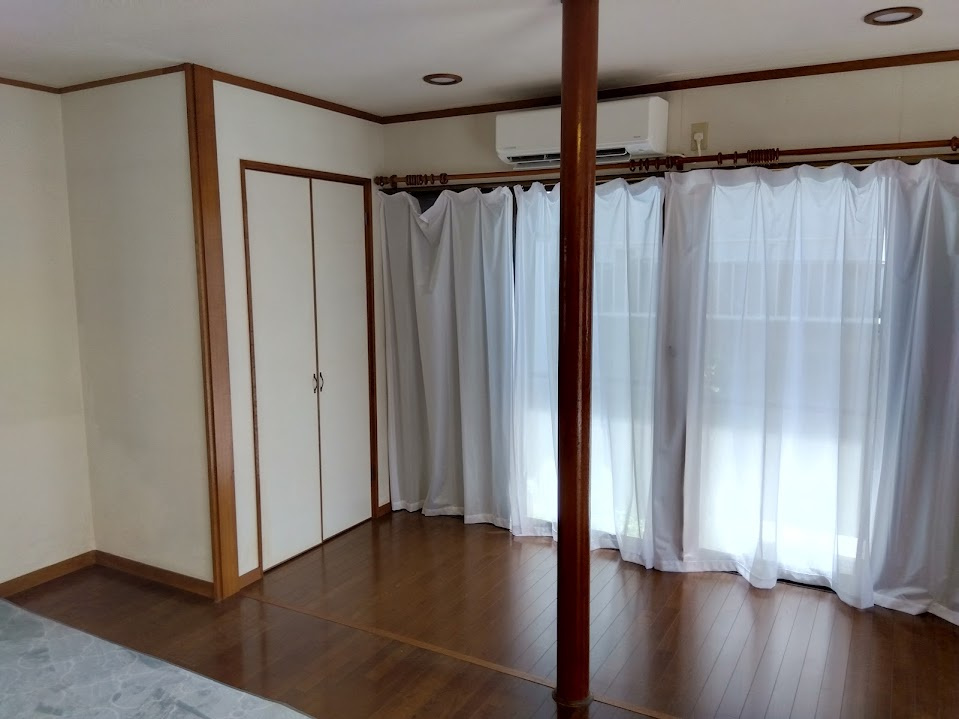 売中古戸建　三島市三恵台の居間・リビング|窓が多く心地の良い空間となっています。リビングが広々としているので、ご家族でゆっくりくつろげますね。