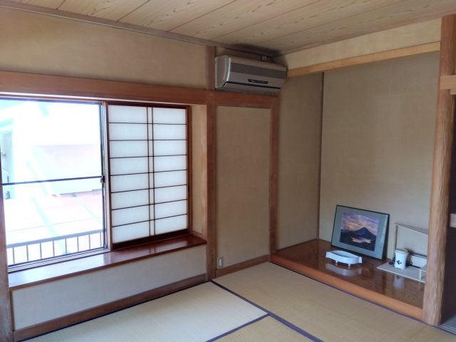 売中古戸建　三島市三恵台の和室|大きい窓があるので明るい空間でのびのびと生活できます。和室には床の間があります。風情ある空間に癒されます。