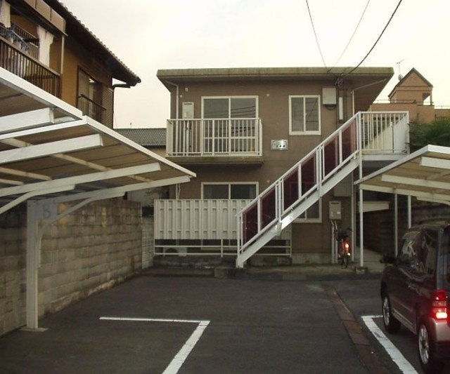 ジョリー三井寺の駐車場