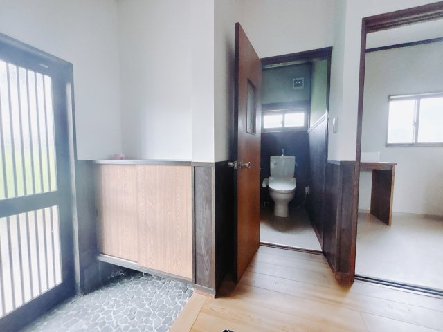 【中古戸建】安中市鷺宮の玄関|■玄関｜毎日の「いってらっしゃい」や「お帰りなさい」を大切なご家族と過ごす玄関は〈使いやすさ〉を追求しております。玄関横の物入は急な来客時でもさっとお片付けできるスペースを確保しています。