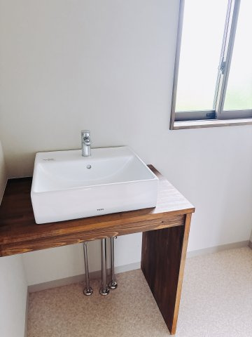 【中古戸建】安中市鷺宮の独立洗面台|■洗面室｜ゆとりのある洗面脱衣室ではお子様と並んで歯磨きもできるので一緒に成長を楽しめます♪