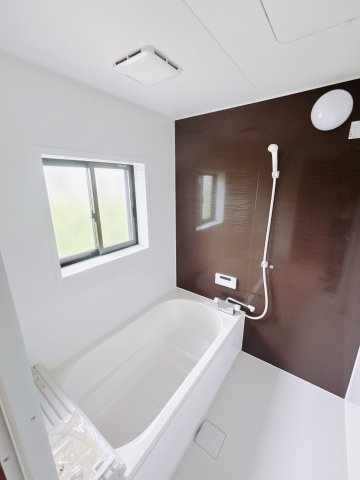 【中古戸建】安中市鷺宮の浴室|■浴室｜デザイン性に優れた浴室♪1日の疲れを癒す、ゆったりとしたバスタイムをぜひお過ごしください(*＾＾*)大きな窓付きで嬉しい♪