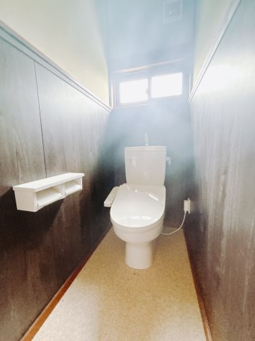 【中古戸建】安中市鷺宮のトイレ|■トイレ｜窓付きのトイレになっています！換気もできますので、常に綺麗を保てます！