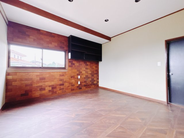 【中古戸建】安中市鷺宮の寝室|■主寝室｜ベッドやテレビなどの大き目の家具を置いても余裕のある広々主寝室です♪家事やお仕事にお疲れなパパ・ママがゆっくりと過ごせる空間です♪