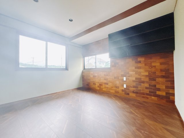 【中古戸建】安中市鷺宮の寝室|■主寝室｜広い寝室ならインテリアも自由自在にお楽しみいただけます♪お外から帰ってきた後は寝室でゆっくり自分の時間をお過ごしください。