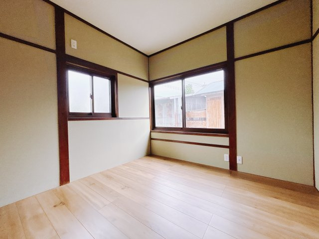 【中古戸建】安中市鷺宮の洋室|■洋室｜ナチュラルカラーの床です。模様替えなどとても楽しく工夫できます♪陽当たり、風通しもとても良いので毎日快適な生活スタートです！子供部屋にも良いですね♪