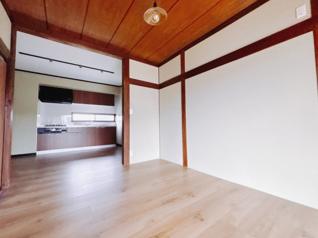 【中古戸建】安中市鷺宮の居間・リビング|■リビング｜時の流れと共に陽射しは装いを変え空間に新たな彩りを与えます。一日中家に居ても飽きることなく過ごすことができる素敵な空間です♪