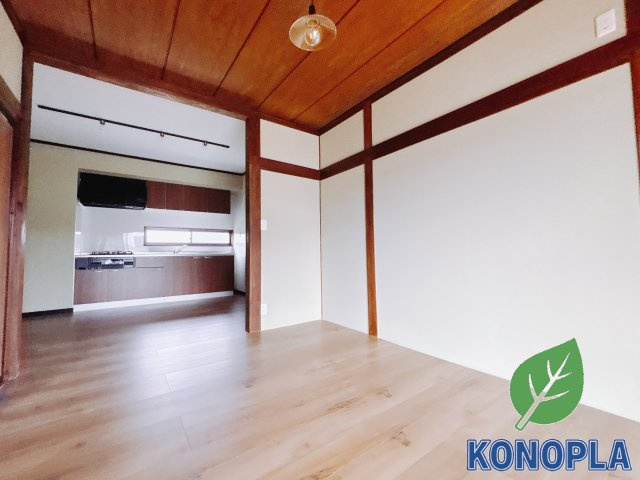 【中古戸建】安中市鷺宮の居間・リビング|■リビング｜時の流れと共に陽射しは装いを変え空間に新たな彩りを与えます。一日中家に居ても飽きることなく過ごすことができる素敵な空間です♪