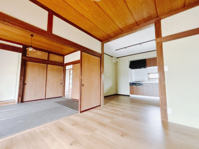 【中古戸建】安中市鷺宮の居間・リビング|■リビング｜陽当たり良好のリビングダイニング♪賃貸では叶わなかった、お友達とのホームパーティや大音量で映画やテレビを楽しむことができます(*^^*)