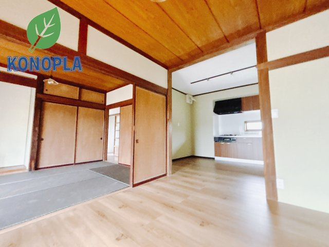 【中古戸建】安中市鷺宮の居間・リビング|■リビング｜陽当たり良好のリビングダイニング♪賃貸では叶わなかった、お友達とのホームパーティや大音量で映画やテレビを楽しむことができます(*^^*)